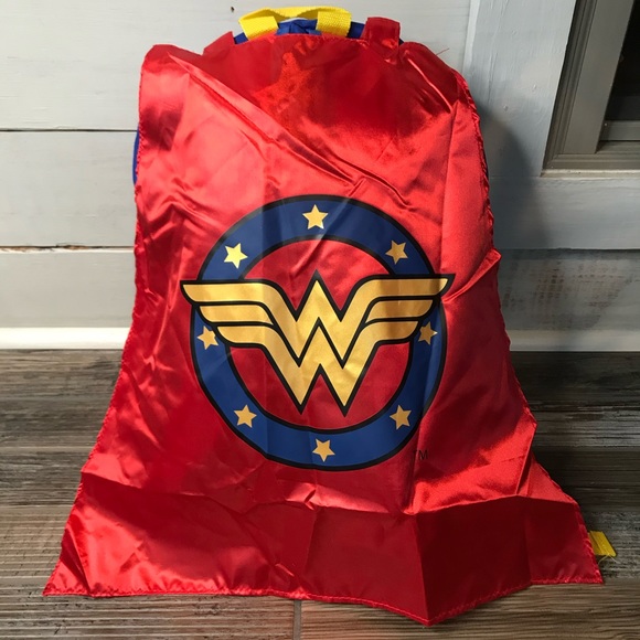 Wonder Woman Backpack With Detachable Cape - Picture 5 of 12